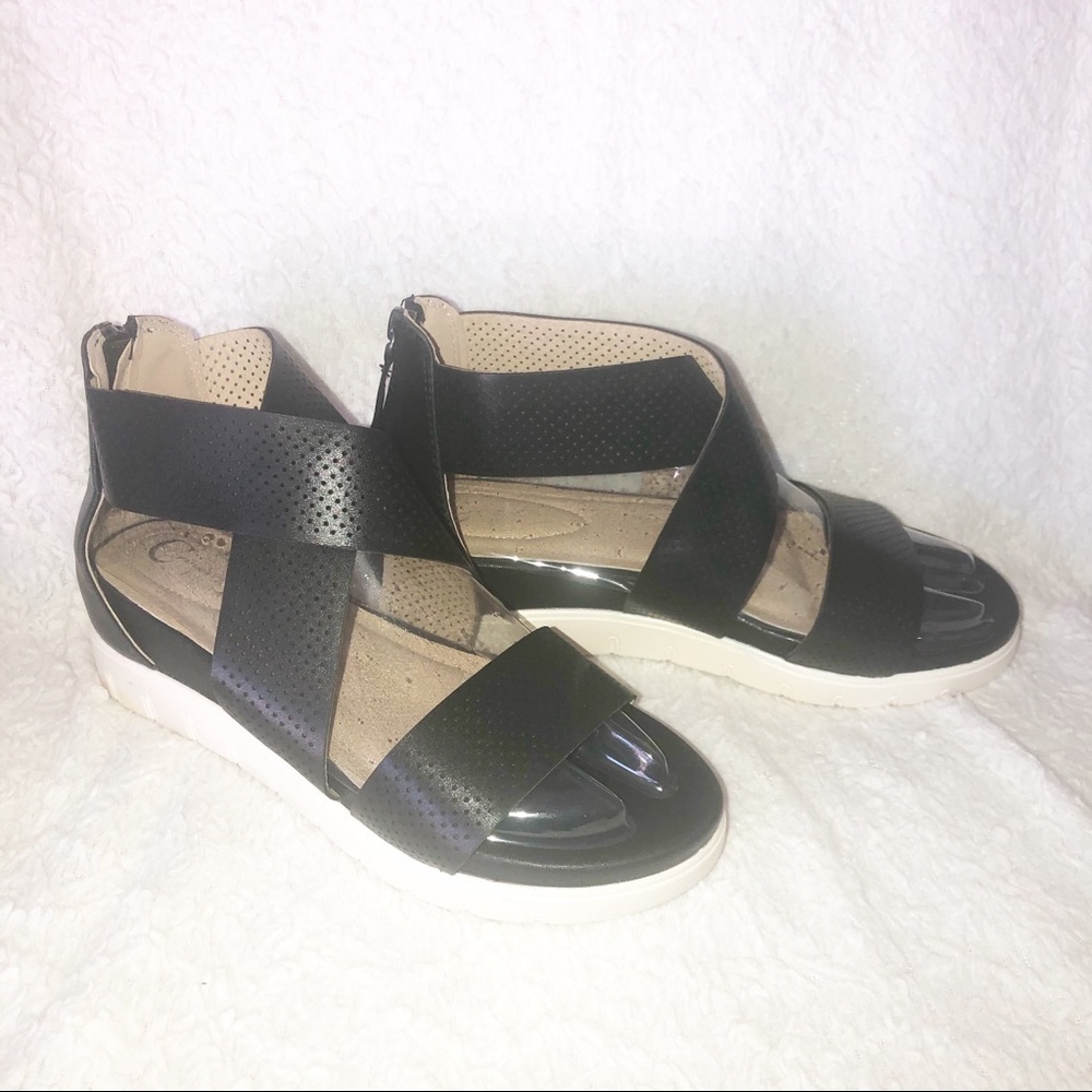 New Comfort 1946 criss-cross sandals.